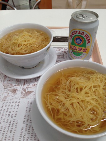 ▲空港で食べた海老ワンタン麺。